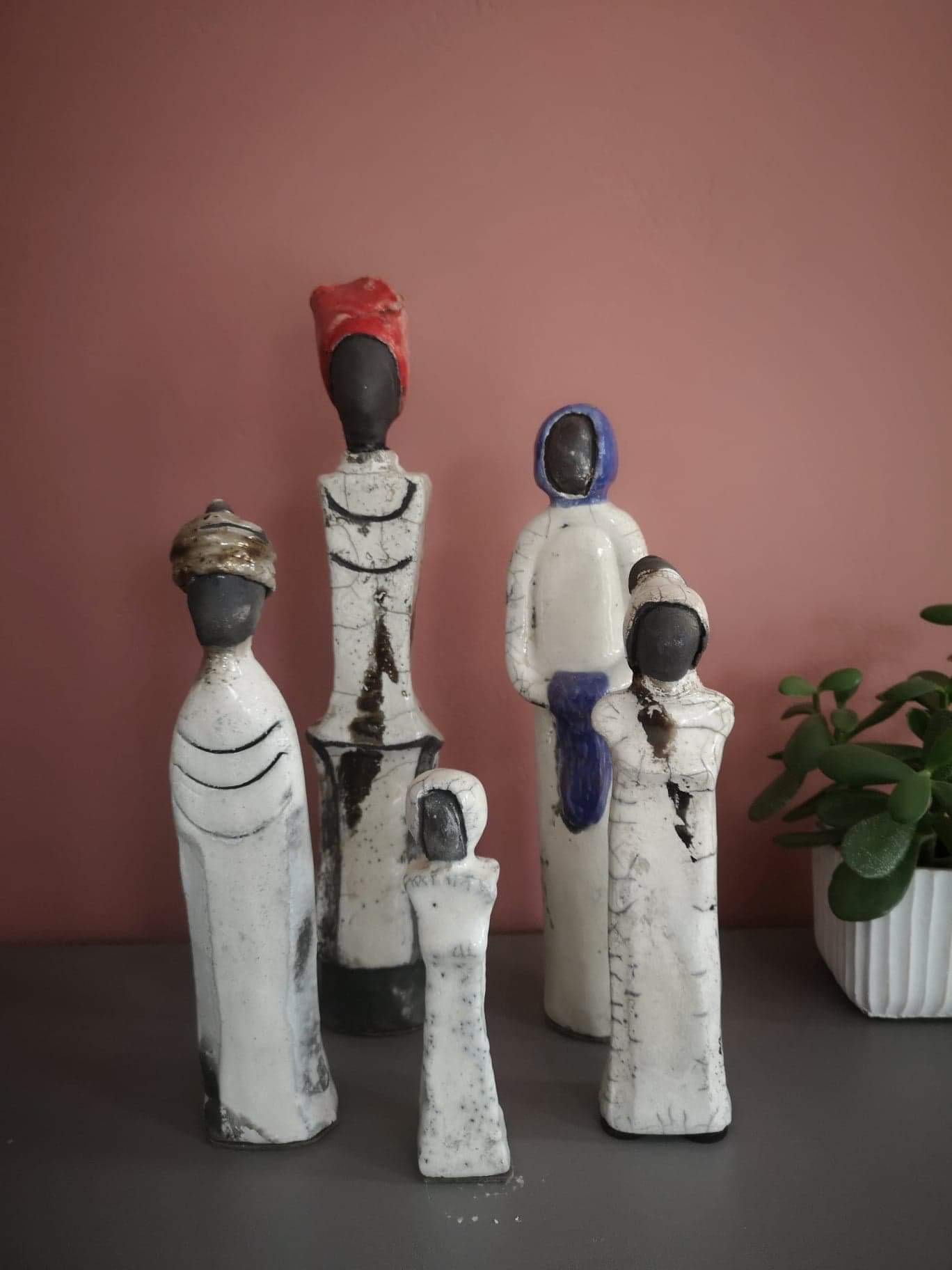 Sculpture en poterie représentant une famille.